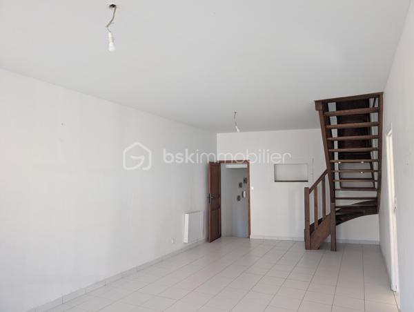 Emplacement idéal, vie à pied et potentiel évolutif !

Vous recherchez le parfait compromis entre la tranquillité d'une vie de village et la proximité immédiate des commodités ? Laissez-vous séduire par cette  maison de ville située au cœur de Saint-Germain-des-Prés.

Ici, tout est à portée de main : boulangerie, épicerie, bar-tabac, ainsi que les écoles (maternelle et élémentaire). Pour les plus grands, les transports scolaires et privés sont accessibles à pied. Une vraie vie de famille simplifiée au quotidien !
Les points forts du bien :
Beaux volumes : Une maison spacieuse et lumineuse répartie sur deux niveaux.

Vie de plain-pied possible : Rez-de-chaussée parfaitement aménagé avec chambre et salle de bain.

Confort urbain : Raccordée au tout-à-l'égout (assainissement collectif).

Extérieur : Un terrain agréable pour profiter des beaux jours en toute intimité.

Description du bien :
Au rez-de-chaussée :
L'entrée vous mène vers une vaste cuisine d'un côté et un salon séjour tout aussi spacieux de l'autre, parfaits pour recevoir. Une pièce de transition dessert une chambre , une salle de bain  et un WC séparé.

À l'étage :
L'espace nuit se compose de 4  chambres . Dans le prolongement, un  grenier offre un potentiel : vous pourrez facilement y créer deux pièces  selon vos besoins .

Le + "Projection" : Chauffage électrique performant. Pour vous aider à imaginer tout le potentiel de cette maison, des visuels d'aménagement virtuel (IA) ont été intégrés aux photos. Laissez vous inspirer !

Contactez moi !
Ne manquez pas cette opportunité , idéale pour une famille ou un projet de vie.
