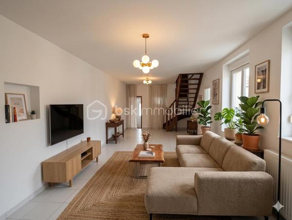 Emplacement idéal, vie à pied et potentiel évolutif !

Vous recherchez le parfait compromis entre la tranquillité d'une vie de village et la proximité immédiate des commodités ? Laissez-vous séduire par cette  maison de ville située au cœur de Saint-Germain-des-Prés.

Ici, tout est à portée de main : boulangerie, épicerie, bar-tabac, ainsi que les écoles (maternelle et élémentaire). Pour les plus grands, les transports scolaires et privés sont accessibles à pied. Une vraie vie de famille simplifiée au quotidien !
Les points forts du bien :
Beaux volumes : Une maison spacieuse et lumineuse répartie sur deux niveaux.

Vie de plain-pied possible : Rez-de-chaussée parfaitement aménagé avec chambre et salle de bain.

Confort urbain : Raccordée au tout-à-l'égout (assainissement collectif).

Extérieur : Un terrain agréable pour profiter des beaux jours en toute intimité.

Description du bien :
Au rez-de-chaussée :
L'entrée vous mène vers une vaste cuisine d'un côté et un salon séjour tout aussi spacieux de l'autre, parfaits pour recevoir. Une pièce de transition dessert une chambre , une salle de bain  et un WC séparé.

À l'étage :
L'espace nuit se compose de 4  chambres . Dans le prolongement, un  grenier offre un potentiel : vous pourrez facilement y créer deux pièces  selon vos besoins .

Le + "Projection" : Chauffage électrique performant. Pour vous aider à imaginer tout le potentiel de cette maison, des visuels d'aménagement virtuel (IA) ont été intégrés aux photos. Laissez vous inspirer !

Contactez moi !
Ne manquez pas cette opportunité , idéale pour une famille ou un projet de vie.