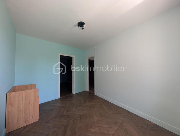 Emplacement idéal, vie à pied et potentiel évolutif !

Vous recherchez le parfait compromis entre la tranquillité d'une vie de village et la proximité immédiate des commodités ? Laissez-vous séduire par cette  maison de ville située au cœur de Saint-Germain-des-Prés.

Ici, tout est à portée de main : boulangerie, épicerie, bar-tabac, ainsi que les écoles (maternelle et élémentaire). Pour les plus grands, les transports scolaires et privés sont accessibles à pied. Une vraie vie de famille simplifiée au quotidien !
Les points forts du bien :
Beaux volumes : Une maison spacieuse et lumineuse répartie sur deux niveaux.

Vie de plain-pied possible : Rez-de-chaussée parfaitement aménagé avec chambre et salle de bain.

Confort urbain : Raccordée au tout-à-l'égout (assainissement collectif).

Extérieur : Un terrain agréable pour profiter des beaux jours en toute intimité.

Description du bien :
Au rez-de-chaussée :
L'entrée vous mène vers une vaste cuisine d'un côté et un salon séjour tout aussi spacieux de l'autre, parfaits pour recevoir. Une pièce de transition dessert une chambre , une salle de bain  et un WC séparé.

À l'étage :
L'espace nuit se compose de 4  chambres . Dans le prolongement, un  grenier offre un potentiel : vous pourrez facilement y créer deux pièces  selon vos besoins .

Le + "Projection" : Chauffage électrique performant. Pour vous aider à imaginer tout le potentiel de cette maison, des visuels d'aménagement virtuel (IA) ont été intégrés aux photos. Laissez vous inspirer !

Contactez moi !
Ne manquez pas cette opportunité , idéale pour une famille ou un projet de vie.