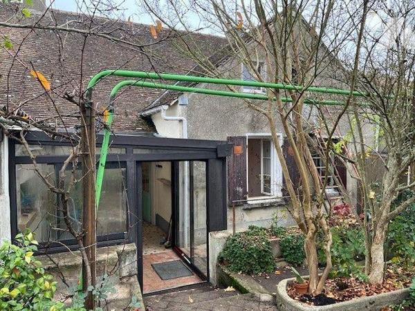 Maison de bourg avec de beaux volumes comprenant une belle entrée, un séjour-salon, une grande ...