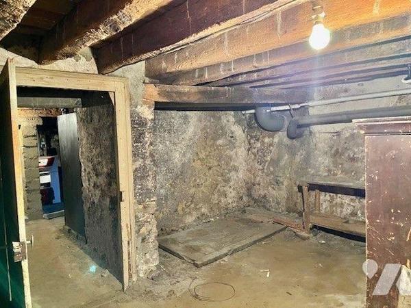 Maison de bourg avec de beaux volumes comprenant une belle entrée, un séjour-salon, une grande ...