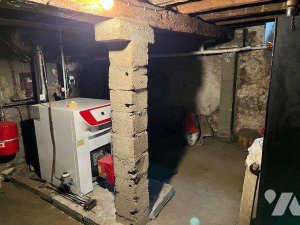 Maison de bourg avec de beaux volumes comprenant une belle entrée, un séjour-salon, une grande ...