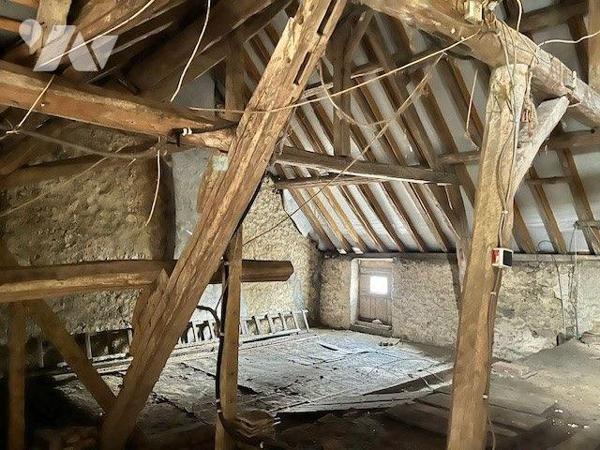 Maison de bourg avec de beaux volumes comprenant une belle entrée, un séjour-salon, une grande ...