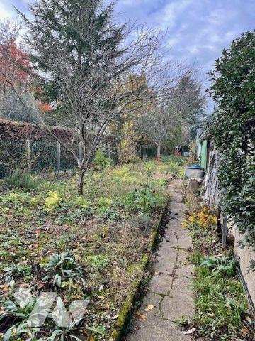 Maison de bourg avec de beaux volumes comprenant une belle entrée, un séjour-salon, une grande ...