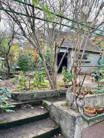 Maison de bourg avec de beaux volumes comprenant une belle entrée, un séjour-salon, une grande ...