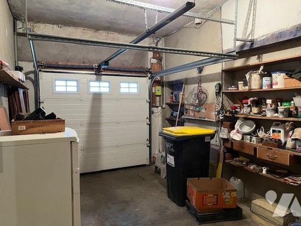 Maison de bourg avec de beaux volumes comprenant une belle entrée, un séjour-salon, une grande ...