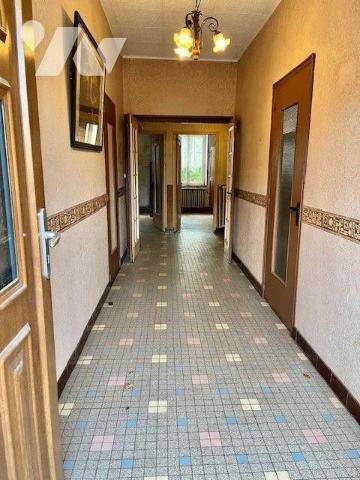 Maison de bourg avec de beaux volumes comprenant une belle entrée, un séjour-salon, une grande ...