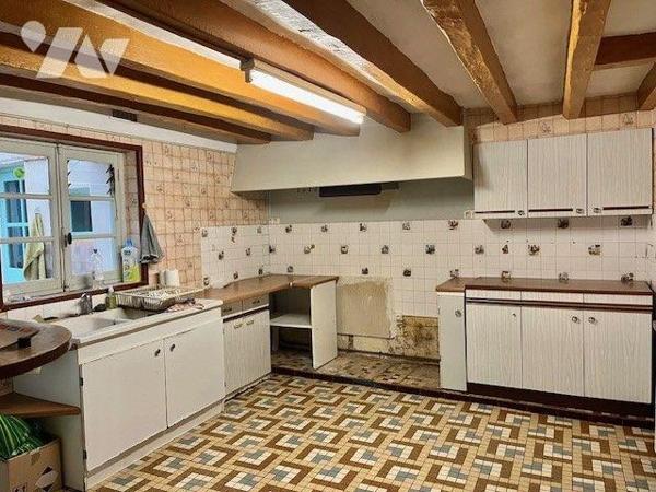 Maison de bourg avec de beaux volumes comprenant une belle entrée, un séjour-salon, une grande ...