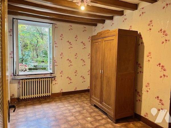 Maison de bourg avec de beaux volumes comprenant une belle entrée, un séjour-salon, une grande ...