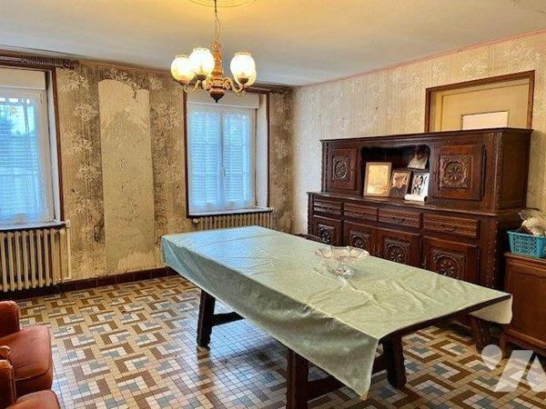 Maison de bourg avec de beaux volumes comprenant une belle entrée, un séjour-salon, une grande ...