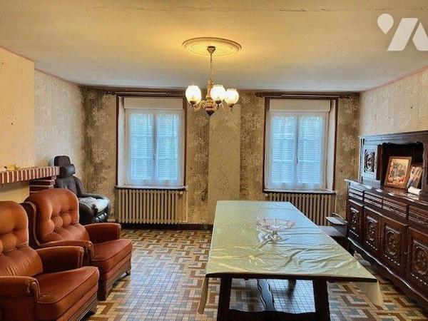 Maison de bourg avec de beaux volumes comprenant une belle entrée, un séjour-salon, une grande ...