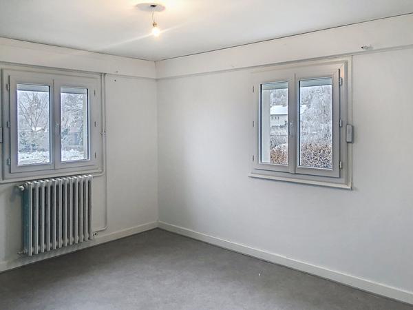 SAINTE SIGOLENE !Maison traditionnelle d'environ 130 m2 sur plus de 700m2 de terrain!