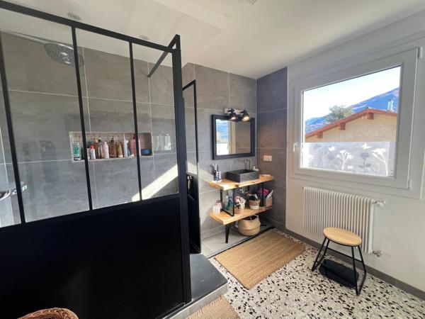 Jolie maison rénovée avec goût, à proximité des commodités