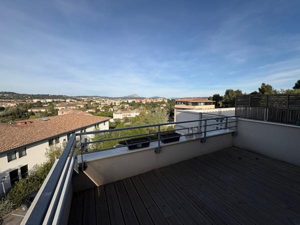 Dans résidence sécurisée très beau studio en dernier étage avec grande terrasse
