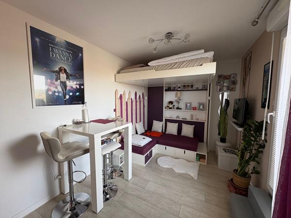 Dans résidence sécurisée très beau studio en dernier étage avec grande terrasse