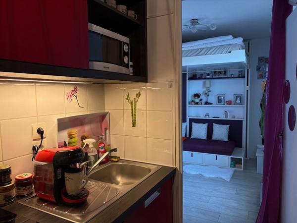 Dans résidence sécurisée très beau studio en dernier étage avec grande terrasse