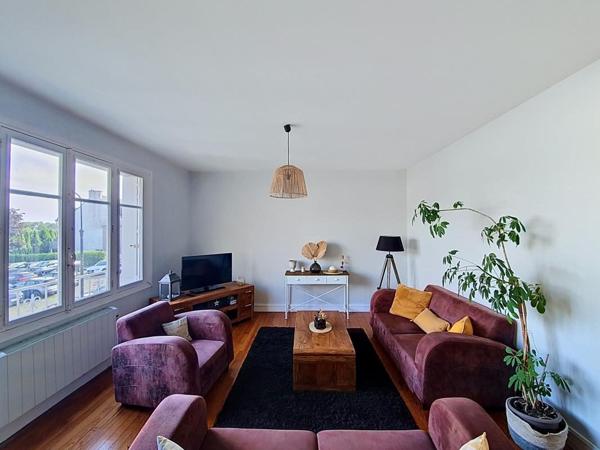 HENNEBONT : Au centre, appartement avec deux chambres et une cave