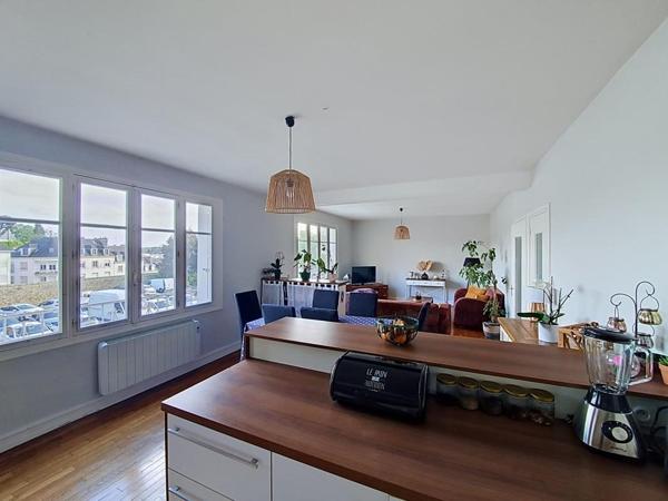HENNEBONT : Au centre, appartement avec deux chambres et une cave