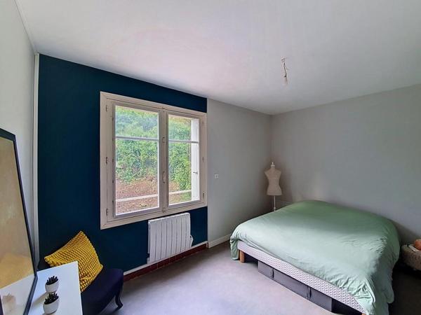 HENNEBONT : Au centre, appartement avec deux chambres et une cave