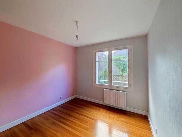 HENNEBONT : Au centre, appartement avec deux chambres et une cave