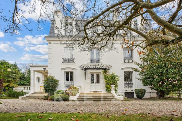 A vendre - Le Vésinet - Demeure 469,83 m² et maison de gardien 66,27 m² sur parc privé de 2 800 m²