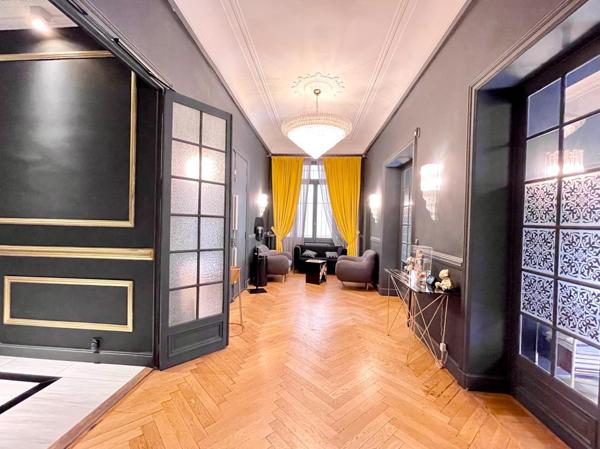 Bureau
         15 pièces
        - 323 m² 1 990 000 € *