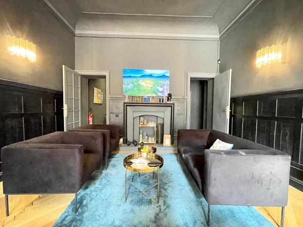 Bureau
         15 pièces
        - 323 m² 1 990 000 € *