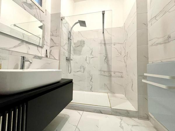 Bureau
         15 pièces
        - 323 m² 1 990 000 € *