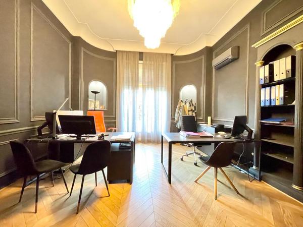 Bureau
         15 pièces
        - 323 m² 1 990 000 € *
