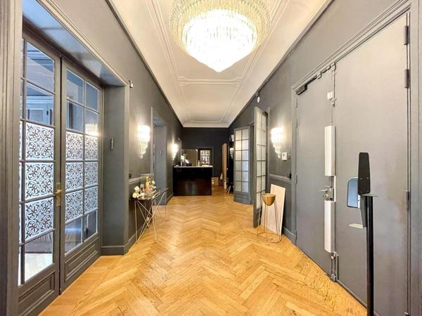 Bureau
         15 pièces
        - 323 m² 1 990 000 € *