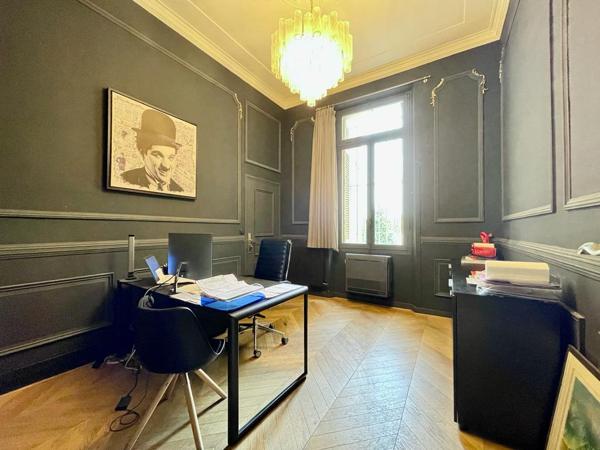 Bureau
         15 pièces
        - 323 m² 1 990 000 € *