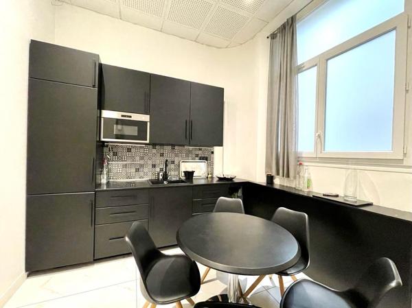 Bureau
         15 pièces
        - 323 m² 1 990 000 € *