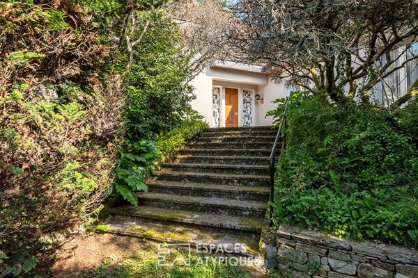 Maison d’architecte des Seventies à deux pas des commodités