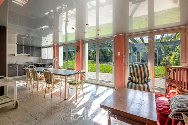 Maison d’architecte des Seventies à deux pas des commodités