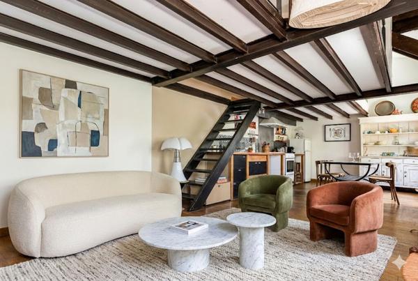 Chartreuse de charme dans le bas de côte pavée