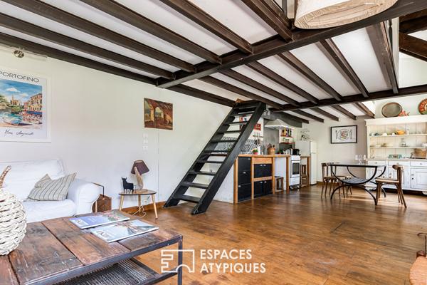 Chartreuse de charme dans le bas de côte pavée