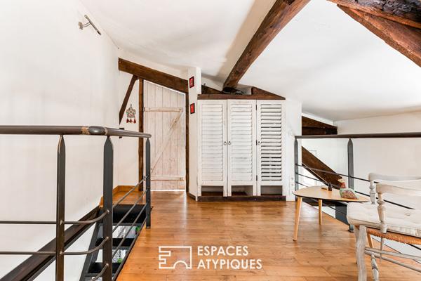 Chartreuse de charme dans le bas de côte pavée