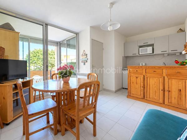 Dans le secteur recherché du Palais de la mer rive gauche découvrez ce charmant P2 cabine en RDC de 34m² environ habitable, situé au calme, côté espaces verts.

En bon état et vendu meublé, ce bien offre un cadre de vie agréable, à proximité immédiate des commerces et de la plage.

Il se compose d’un séjour, d’un espace cabine, d’une salle d’eau avec douche, ainsi que de WC séparés. Vous profiterez également d'une loggia vitrée ainsi que d'une terrasse d’environ 20 m², idéale pour les repas en extérieur et les moments de détente.

Le logement bénéficie de prestations appréciables : double vitrage, volets électriques et installation électrique aux normes.

La résidence est sécurisée, avec vidéosurveillance et local à vélos fermé.

Un parking privé complète ce lot.

Un bien idéal pour une résidence secondaire, un pied-à-terre ou un investissement locatif, dans un secteur recherché du Grau-du-Roi.
Alors une visite s'impose, contactez-moi................