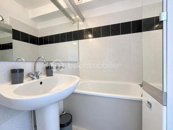 Dans le secteur recherché du Palais de la mer rive gauche découvrez ce charmant P2 cabine en RDC de 34m² environ habitable, situé au calme, côté espaces verts.

En bon état et vendu meublé, ce bien offre un cadre de vie agréable, à proximité immédiate des commerces et de la plage.

Il se compose d’un séjour, d’un espace cabine, d’une salle d’eau avec douche, ainsi que de WC séparés. Vous profiterez également d'une loggia vitrée ainsi que d'une terrasse d’environ 20 m², idéale pour les repas en extérieur et les moments de détente.

Le logement bénéficie de prestations appréciables : double vitrage, volets électriques et installation électrique aux normes.

La résidence est sécurisée, avec vidéosurveillance et local à vélos fermé.

Un parking privé complète ce lot.

Un bien idéal pour une résidence secondaire, un pied-à-terre ou un investissement locatif, dans un secteur recherché du Grau-du-Roi.
Alors une visite s'impose, contactez-moi................