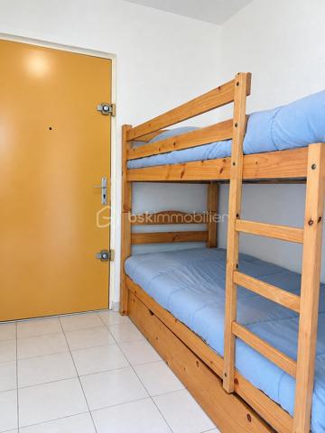 Dans le secteur recherché du Palais de la mer rive gauche découvrez ce charmant P2 cabine en RDC de 34m² environ habitable, situé au calme, côté espaces verts.

En bon état et vendu meublé, ce bien offre un cadre de vie agréable, à proximité immédiate des commerces et de la plage.

Il se compose d’un séjour, d’un espace cabine, d’une salle d’eau avec douche, ainsi que de WC séparés. Vous profiterez également d'une loggia vitrée ainsi que d'une terrasse d’environ 20 m², idéale pour les repas en extérieur et les moments de détente.

Le logement bénéficie de prestations appréciables : double vitrage, volets électriques et installation électrique aux normes.

La résidence est sécurisée, avec vidéosurveillance et local à vélos fermé.

Un parking privé complète ce lot.

Un bien idéal pour une résidence secondaire, un pied-à-terre ou un investissement locatif, dans un secteur recherché du Grau-du-Roi.
Alors une visite s'impose, contactez-moi................