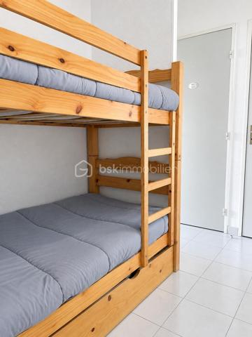 Dans le secteur recherché du Palais de la mer rive gauche découvrez ce charmant P2 cabine en RDC de 34m² environ habitable, situé au calme, côté espaces verts.

En bon état et vendu meublé, ce bien offre un cadre de vie agréable, à proximité immédiate des commerces et de la plage.

Il se compose d’un séjour, d’un espace cabine, d’une salle d’eau avec douche, ainsi que de WC séparés. Vous profiterez également d'une loggia vitrée ainsi que d'une terrasse d’environ 20 m², idéale pour les repas en extérieur et les moments de détente.

Le logement bénéficie de prestations appréciables : double vitrage, volets électriques et installation électrique aux normes.

La résidence est sécurisée, avec vidéosurveillance et local à vélos fermé.

Un parking privé complète ce lot.

Un bien idéal pour une résidence secondaire, un pied-à-terre ou un investissement locatif, dans un secteur recherché du Grau-du-Roi.
Alors une visite s'impose, contactez-moi................