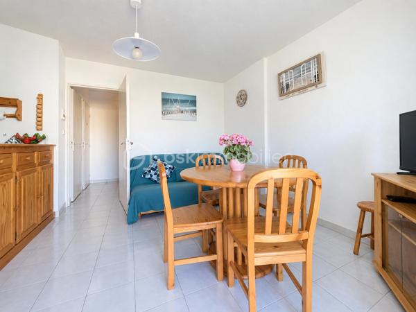 Dans le secteur recherché du Palais de la mer rive gauche découvrez ce charmant P2 cabine en RDC de 34m² environ habitable, situé au calme, côté espaces verts.

En bon état et vendu meublé, ce bien offre un cadre de vie agréable, à proximité immédiate des commerces et de la plage.

Il se compose d’un séjour, d’un espace cabine, d’une salle d’eau avec douche, ainsi que de WC séparés. Vous profiterez également d'une loggia vitrée ainsi que d'une terrasse d’environ 20 m², idéale pour les repas en extérieur et les moments de détente.

Le logement bénéficie de prestations appréciables : double vitrage, volets électriques et installation électrique aux normes.

La résidence est sécurisée, avec vidéosurveillance et local à vélos fermé.

Un parking privé complète ce lot.

Un bien idéal pour une résidence secondaire, un pied-à-terre ou un investissement locatif, dans un secteur recherché du Grau-du-Roi.
Alors une visite s'impose, contactez-moi................