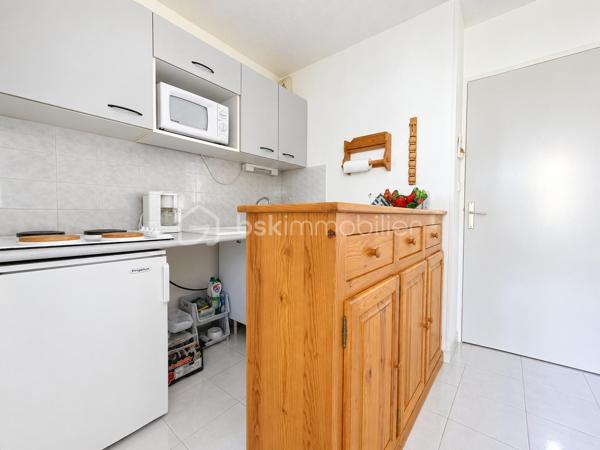 Dans le secteur recherché du Palais de la mer rive gauche découvrez ce charmant P2 cabine en RDC de 34m² environ habitable, situé au calme, côté espaces verts.

En bon état et vendu meublé, ce bien offre un cadre de vie agréable, à proximité immédiate des commerces et de la plage.

Il se compose d’un séjour, d’un espace cabine, d’une salle d’eau avec douche, ainsi que de WC séparés. Vous profiterez également d'une loggia vitrée ainsi que d'une terrasse d’environ 20 m², idéale pour les repas en extérieur et les moments de détente.

Le logement bénéficie de prestations appréciables : double vitrage, volets électriques et installation électrique aux normes.

La résidence est sécurisée, avec vidéosurveillance et local à vélos fermé.

Un parking privé complète ce lot.

Un bien idéal pour une résidence secondaire, un pied-à-terre ou un investissement locatif, dans un secteur recherché du Grau-du-Roi.
Alors une visite s'impose, contactez-moi................