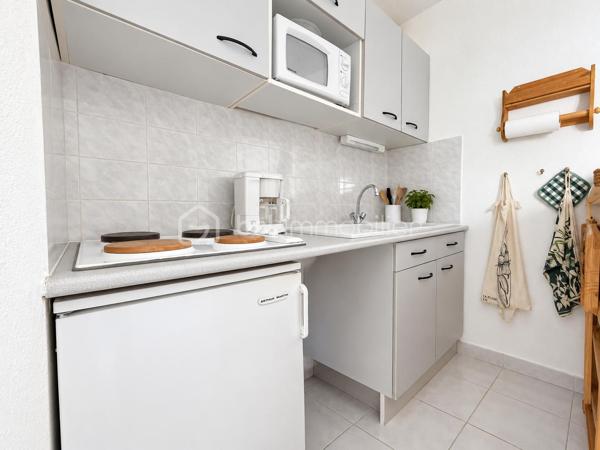 Dans le secteur recherché du Palais de la mer rive gauche découvrez ce charmant P2 cabine en RDC de 34m² environ habitable, situé au calme, côté espaces verts.

En bon état et vendu meublé, ce bien offre un cadre de vie agréable, à proximité immédiate des commerces et de la plage.

Il se compose d’un séjour, d’un espace cabine, d’une salle d’eau avec douche, ainsi que de WC séparés. Vous profiterez également d'une loggia vitrée ainsi que d'une terrasse d’environ 20 m², idéale pour les repas en extérieur et les moments de détente.

Le logement bénéficie de prestations appréciables : double vitrage, volets électriques et installation électrique aux normes.

La résidence est sécurisée, avec vidéosurveillance et local à vélos fermé.

Un parking privé complète ce lot.

Un bien idéal pour une résidence secondaire, un pied-à-terre ou un investissement locatif, dans un secteur recherché du Grau-du-Roi.
Alors une visite s'impose, contactez-moi................
