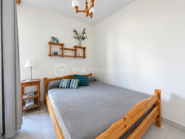 Dans le secteur recherché du Palais de la mer rive gauche découvrez ce charmant P2 cabine en RDC de 34m² environ habitable, situé au calme, côté espaces verts.

En bon état et vendu meublé, ce bien offre un cadre de vie agréable, à proximité immédiate des commerces et de la plage.

Il se compose d’un séjour, d’un espace cabine, d’une salle d’eau avec douche, ainsi que de WC séparés. Vous profiterez également d'une loggia vitrée ainsi que d'une terrasse d’environ 20 m², idéale pour les repas en extérieur et les moments de détente.

Le logement bénéficie de prestations appréciables : double vitrage, volets électriques et installation électrique aux normes.

La résidence est sécurisée, avec vidéosurveillance et local à vélos fermé.

Un parking privé complète ce lot.

Un bien idéal pour une résidence secondaire, un pied-à-terre ou un investissement locatif, dans un secteur recherché du Grau-du-Roi.
Alors une visite s'impose, contactez-moi................