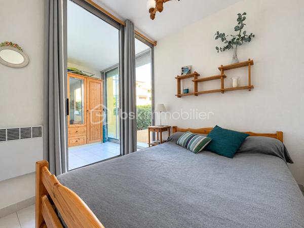 Dans le secteur recherché du Palais de la mer rive gauche découvrez ce charmant P2 cabine en RDC de 34m² environ habitable, situé au calme, côté espaces verts.

En bon état et vendu meublé, ce bien offre un cadre de vie agréable, à proximité immédiate des commerces et de la plage.

Il se compose d’un séjour, d’un espace cabine, d’une salle d’eau avec douche, ainsi que de WC séparés. Vous profiterez également d'une loggia vitrée ainsi que d'une terrasse d’environ 20 m², idéale pour les repas en extérieur et les moments de détente.

Le logement bénéficie de prestations appréciables : double vitrage, volets électriques et installation électrique aux normes.

La résidence est sécurisée, avec vidéosurveillance et local à vélos fermé.

Un parking privé complète ce lot.

Un bien idéal pour une résidence secondaire, un pied-à-terre ou un investissement locatif, dans un secteur recherché du Grau-du-Roi.
Alors une visite s'impose, contactez-moi................