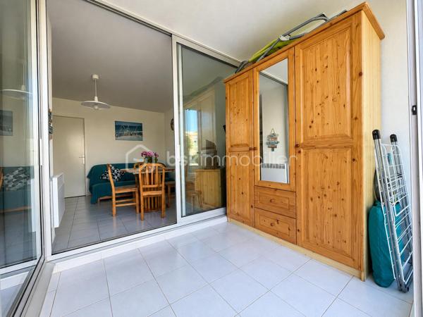 Dans le secteur recherché du Palais de la mer rive gauche découvrez ce charmant P2 cabine en RDC de 34m² environ habitable, situé au calme, côté espaces verts.

En bon état et vendu meublé, ce bien offre un cadre de vie agréable, à proximité immédiate des commerces et de la plage.

Il se compose d’un séjour, d’un espace cabine, d’une salle d’eau avec douche, ainsi que de WC séparés. Vous profiterez également d'une loggia vitrée ainsi que d'une terrasse d’environ 20 m², idéale pour les repas en extérieur et les moments de détente.

Le logement bénéficie de prestations appréciables : double vitrage, volets électriques et installation électrique aux normes.

La résidence est sécurisée, avec vidéosurveillance et local à vélos fermé.

Un parking privé complète ce lot.

Un bien idéal pour une résidence secondaire, un pied-à-terre ou un investissement locatif, dans un secteur recherché du Grau-du-Roi.
Alors une visite s'impose, contactez-moi................