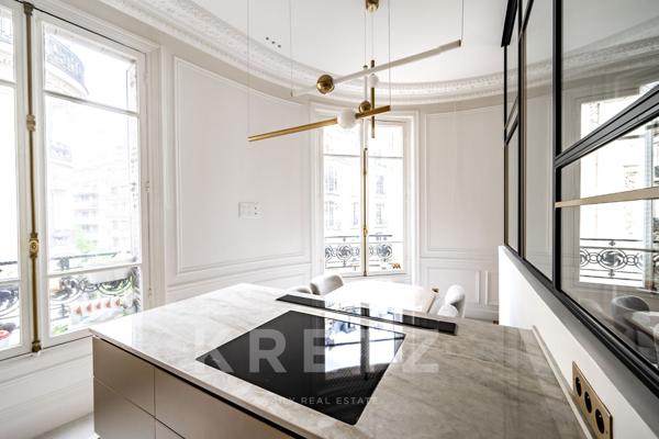 Bel appartement d'angle proche de la rue de Courcelles.