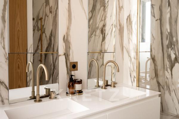 Bel appartement d'angle proche de la rue de Courcelles.