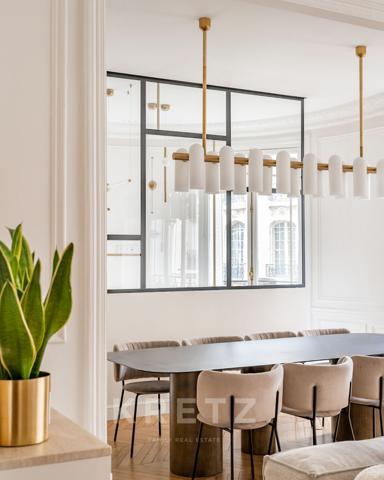 Bel appartement d'angle proche de la rue de Courcelles.